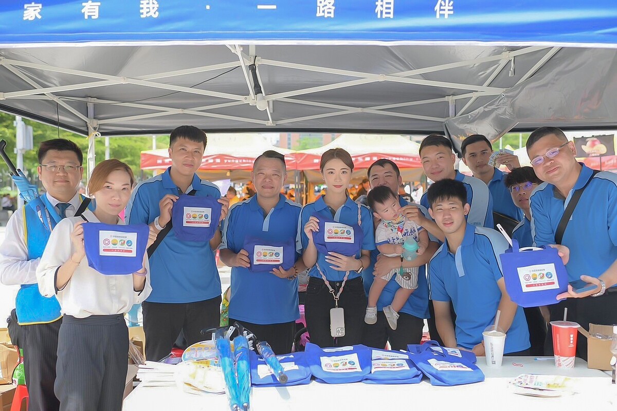 永慶加盟四品牌額外提供精美雨傘、實用口罩和手工肥皂等禮物,由台慶不動產夥伴協助捐血民眾兌換。圖/永慶房產集團提供