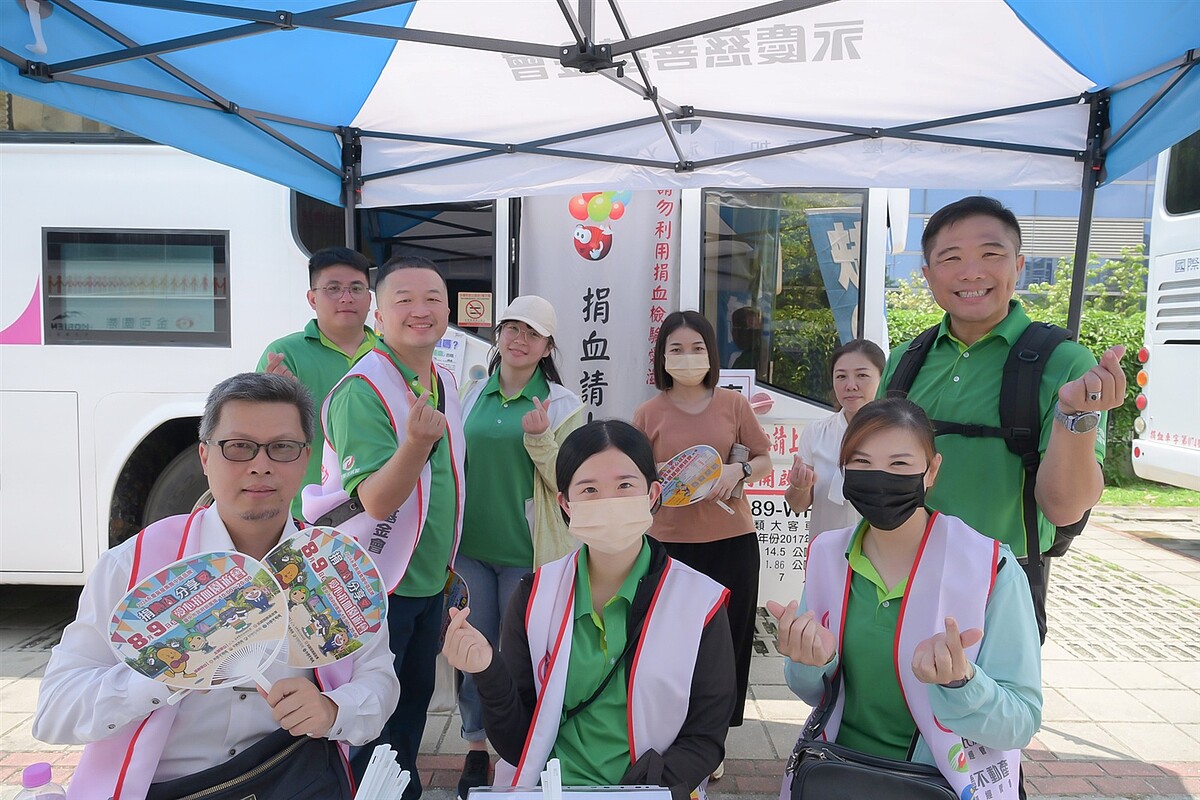 有巢氏房屋同仁輪流在捐血站擔任服務志工,維護排隊動線,助捐血活動圓滿順利。圖/永慶房產集團提供