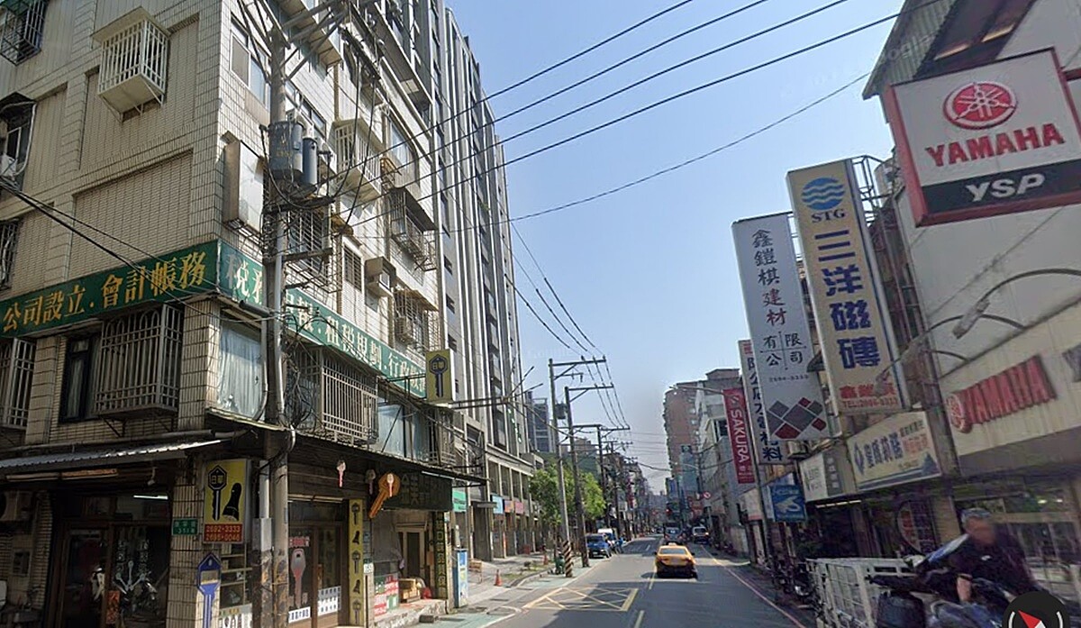 「這種開價」有人買?汐止套房再現瘋狂 位於汐止康寧街、屋齡頗新的大樓社區,有賣方釋出套房產品,換算單價竟然高達8字頭。圖/google map