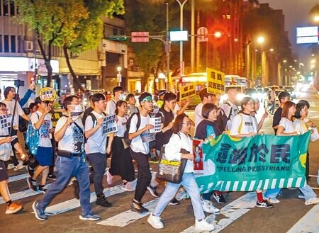 
圖為路權團體「還路於民 VISION ZERO TAIWAN」舉行「白紙鶴悼念步行活動」。（本報資料照片）
