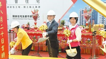 
新北市樹林區社會住宅「樹德安居」20日舉辦動土典禮，內政部長劉世芳（左起）、國家住宅及都市更新中心董事長花敬群、民進黨立委蘇巧慧等出席動土儀式。（賀培晏攝）
