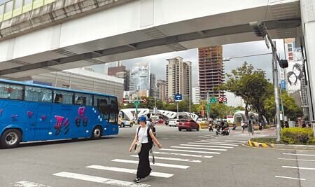 台中市文心路、台灣大道口被列為事故發生的高風險路口,交通局在此路口設置科技執法設施,但議員認為科技執法對降低事故發生效果不佳。(林欣儀攝)