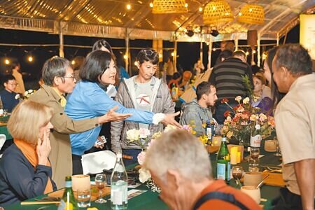 2024竹博覽會暨世界竹論壇雲林展區2024年4月在古坑鄉草嶺村舉行,這次活動最近囊括法國設計獎及倫敦設計獎,圖為縣長張麗善(穿藍色上衣)當時在石壁招待國際友人。(本報資料照片)