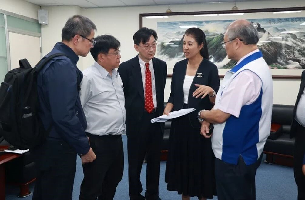 內政部次長董建宏(左三)、南投縣長許淑華(左二)溝通國土計畫法實施問題。圖/南投縣政府提供