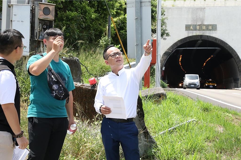 基隆市國道一號位於獅球嶺地區的高架道路聯絡道，因交匯處設計不良，居民擔憂易生事故。議長童子瑋會勘，將在汽車出入口增設警示標語與反光鏡。圖／童子瑋辦公室提供