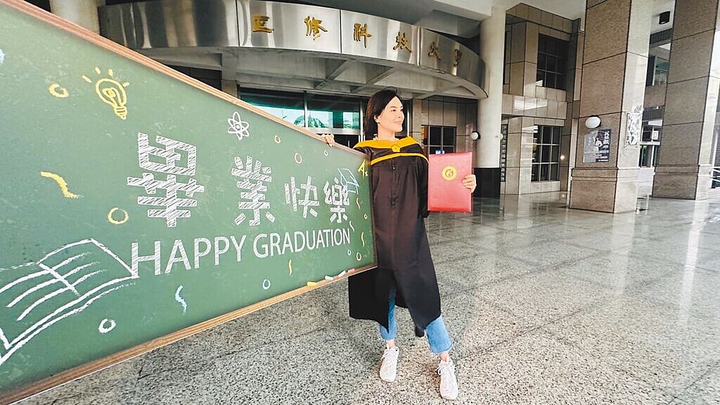 國民黨高市議員李眉蓁歷經論文抄襲風波後,苦讀正修科大3年,終於拿到碩士學位。圖/摘自李眉蓁臉書