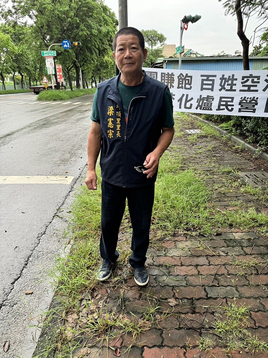 反對高雄南區焚化爐BOT案，小港區坪頂里長梁憲宗懸掛布條抗議，不過布條上週已遭環保局派員拆除。記者郭韋綺／翻攝