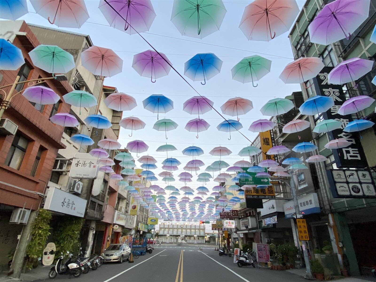 2022年的漂浮雨傘裝置藝術備受好評，一度成為打卡熱點。圖／本報資料照片 