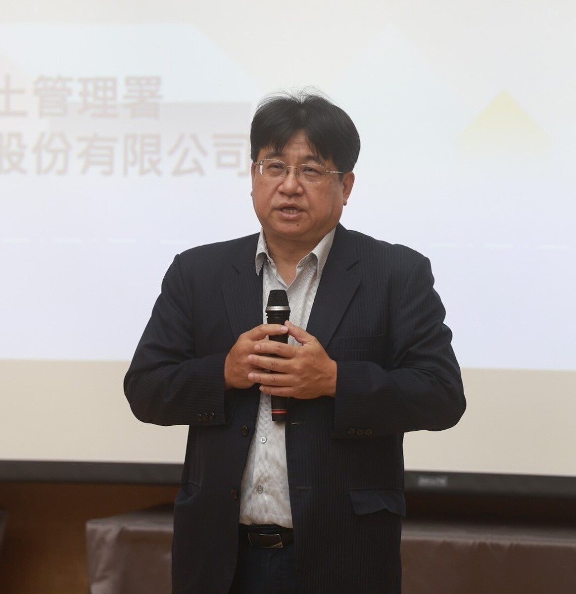 國土署長吳欣修在「原住民族部落住宅合法化推動」研討會上致詞。圖/國土署提供