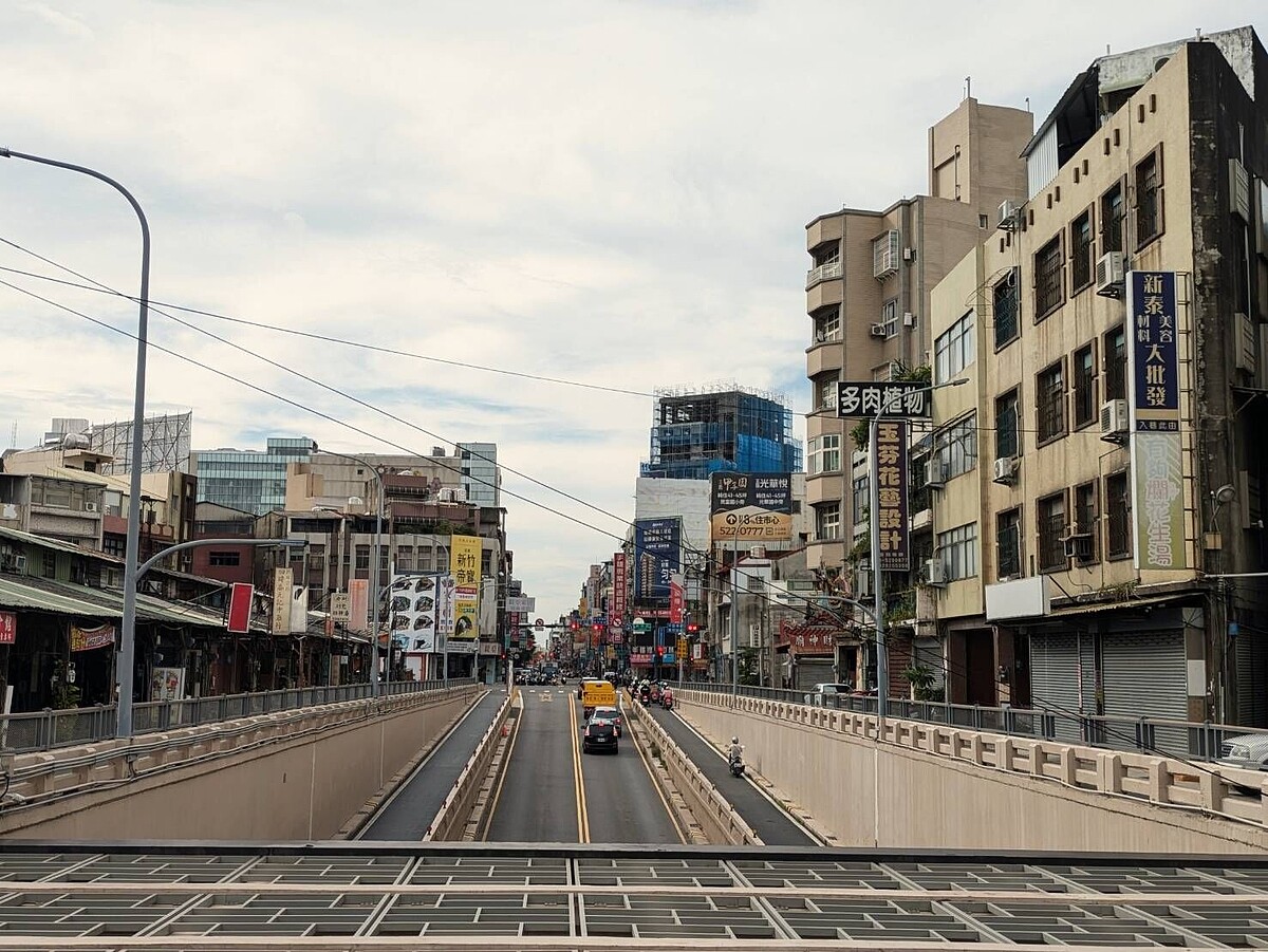 西大路地下道瀝青鋪面改善工程。圖／工務處提供