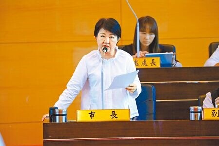 
台中市烏日區1所幼兒園傳出虐童事件，市長盧秀燕21日在議會備詢，強調目前以保護孩子為重，若確認該幼兒園為集體涉案，最重會撤照處分。（林欣儀攝）
