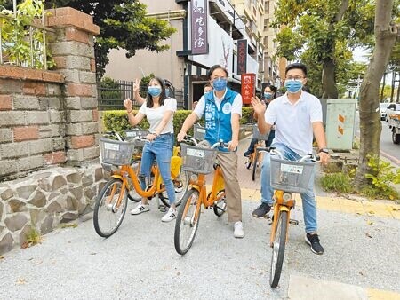 
桃園市交通局21日宣布，9月1日起YouBike將全數升級為2.0系統，1.0全面退場，達成市長張善政（中）競選政見。（本報資料照片）
