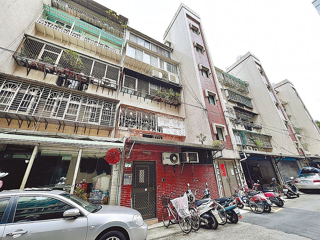 0403花蓮大地震後,台北市有27件建築被張貼紅、黃單列管,至今仍有17件尚未完成修繕或補強。圖/台北建管處提供