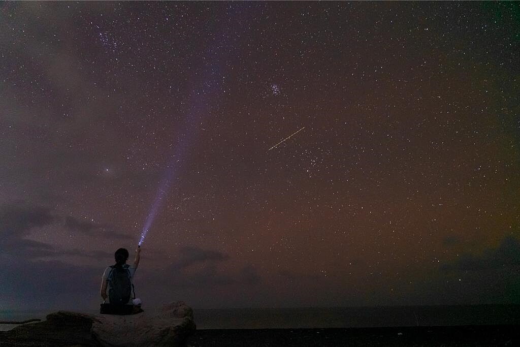 屏東縣政府今年推出全新觀光品牌「風域半島」,整合出恆春半島新興的觀光文化旅遊廊帶,圖為旭海觀星。圖/屏東縣政府提供