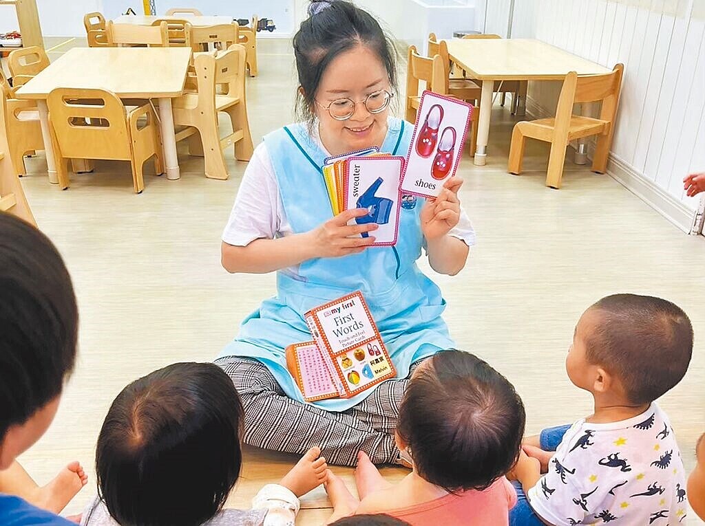 桃園市婦幼發展局為鼓勵友善托育，陸續放寬公托限制，希望讓家長敢生、敢養，此外也不斷增加公托數量，今年桃園公托可達1778人。圖／桃園市婦幼發展局提供