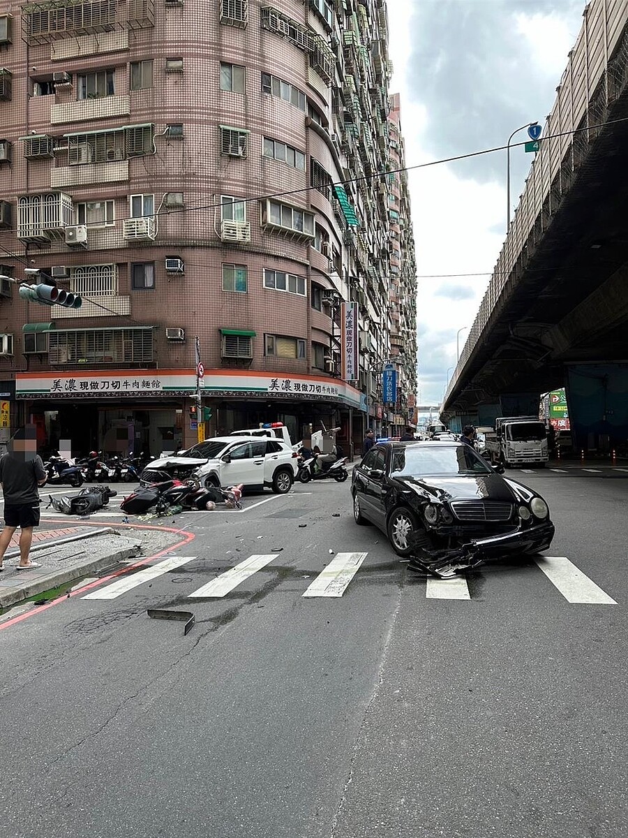 三重區新北大道一段與中華路口17日下午發生車禍，2車相撞後，白色休旅車失控撞向路口停等的機車。（三重警分局提供）