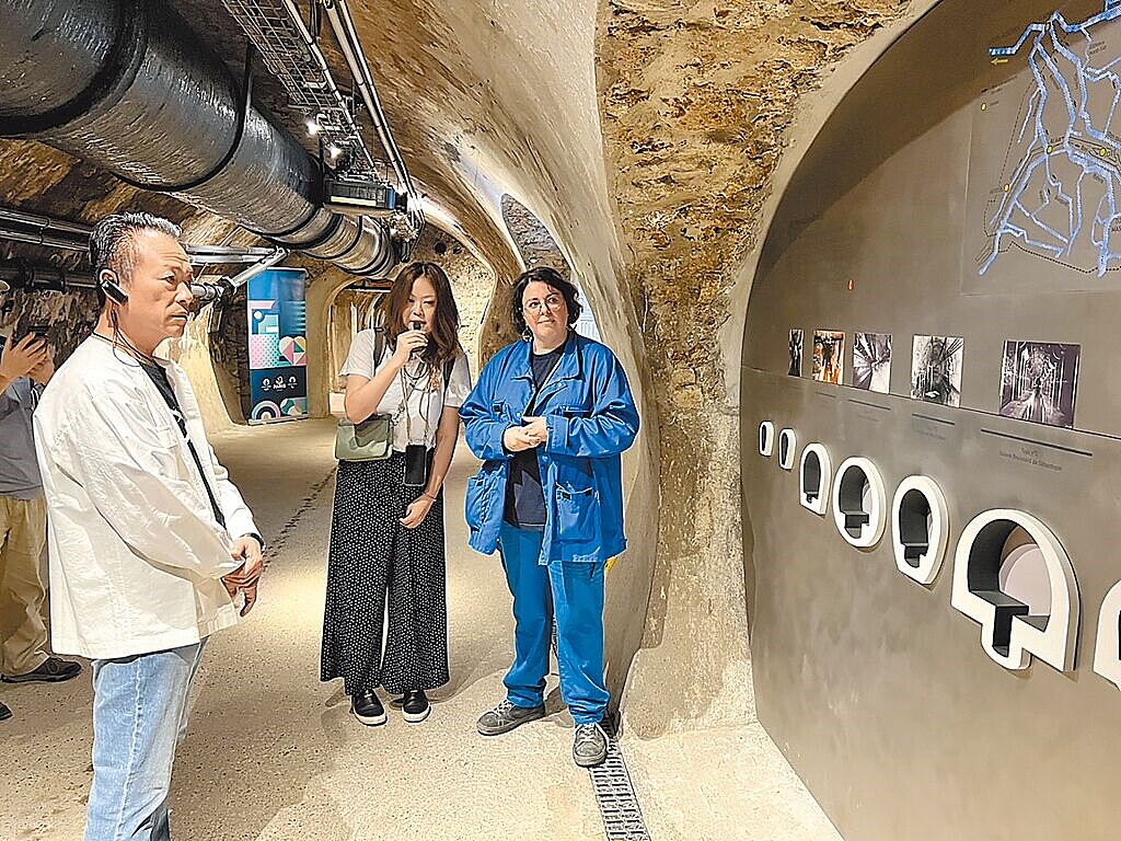 嘉義縣政府規畫在嘉義縣擴大縣治汙水廠興建再生水廠。嘉義縣長翁章梁(左一)20日率團隊赴法國巴黎下水道博物館借鏡當地下水道系統。圖/嘉義縣政府提供