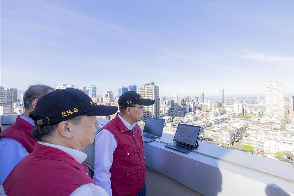 新北三重區台1線高架橋20日遭聯結車載運的大型鋼樑翻落毀損的事故,導致橋樑受損,新北市長侯友宜21日也前往視察車流狀況。圖/中時報系資料照