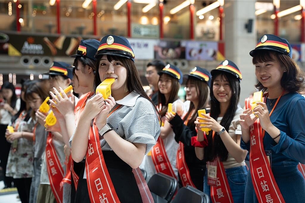 日本學員戴上站長帽及綬帶，擔任本次活動的一日站長。圖／觀光署提供