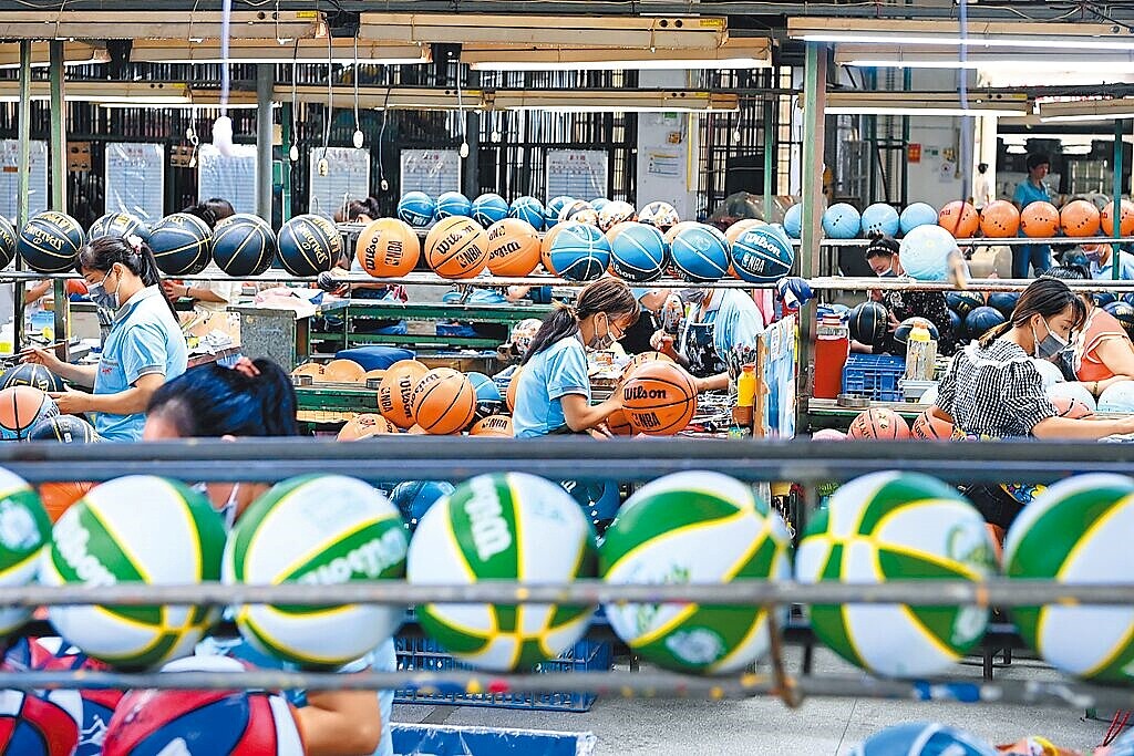 學者表示ECFA部分關稅優惠喊卡,迫使業者分散風險。圖為福建省漳州市1間籃球製造工廠。(中新社)