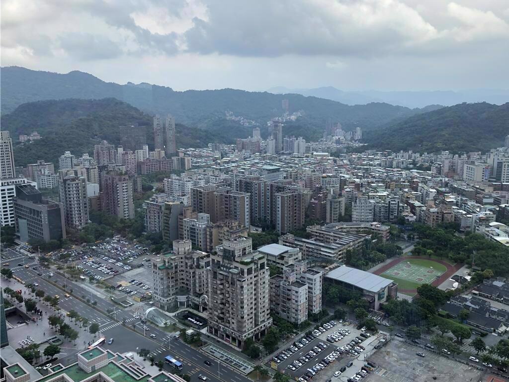 銀行祭出史上最嚴「限貸令」,許多購屋民眾哀嘆貸款困難。房市示意圖/吳靜君攝