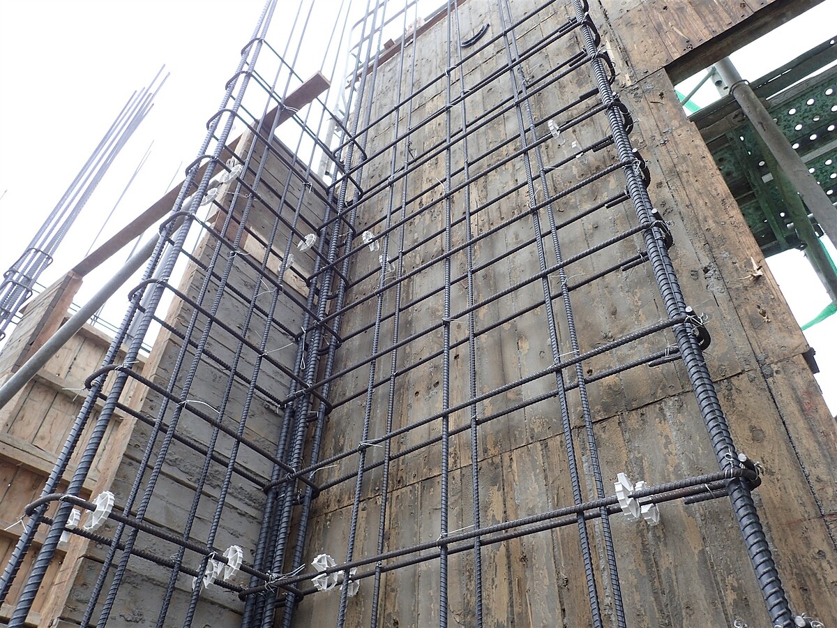 ■系統化工法一體式箍筋綁紮,輕鬆組裝;施工品質控制精準,牆鋼筋轉角完全封閉圍束,與傳統牆相比抗震韌性提升33%,有效防裂防漏水。