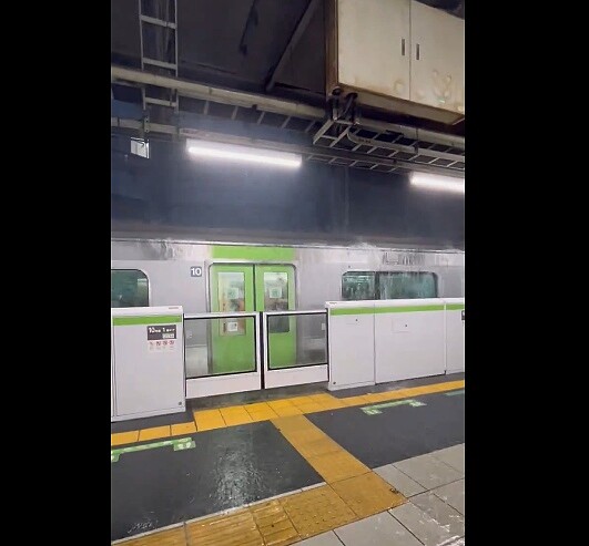 日本東京都21日晚間因為突發性暴雨來襲，導致東京Metro地鐵市谷站在內地多個車站出現驗票閘門與月台周邊被水淹的慘狀。擷取自X