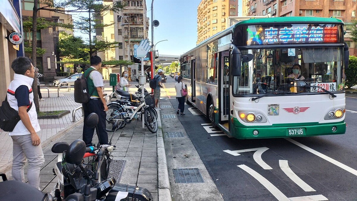 忠孝幹線、622公車行駛忠孝橋往北市方向路線，受施工影響，改道路程約需耗時15至20分鐘，今起原三重區「重安街口」站暫時移至中正南路的麗寶之星大樓前候車，可省繞行時間。圖／新北交通局提供