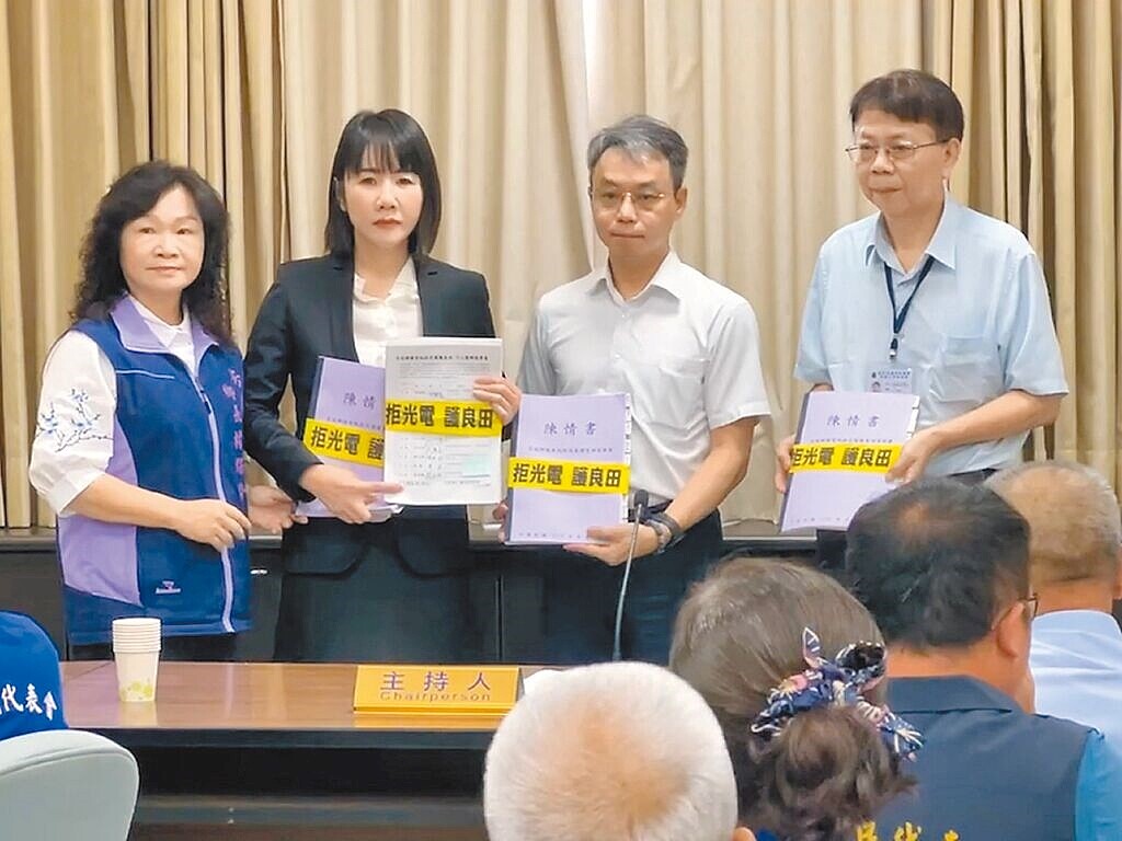 彰化縣芳苑鄉長林保玲(左一)、立委謝衣鳯(左二)送交2443戶承租農戶的連署書,由國產署中區分署長趙子賢(右二)、中區分署彰化辦事處主任張能軒(右一)接下。圖/彰化縣芳苑鄉公所提供、孫英哲彰化傳真