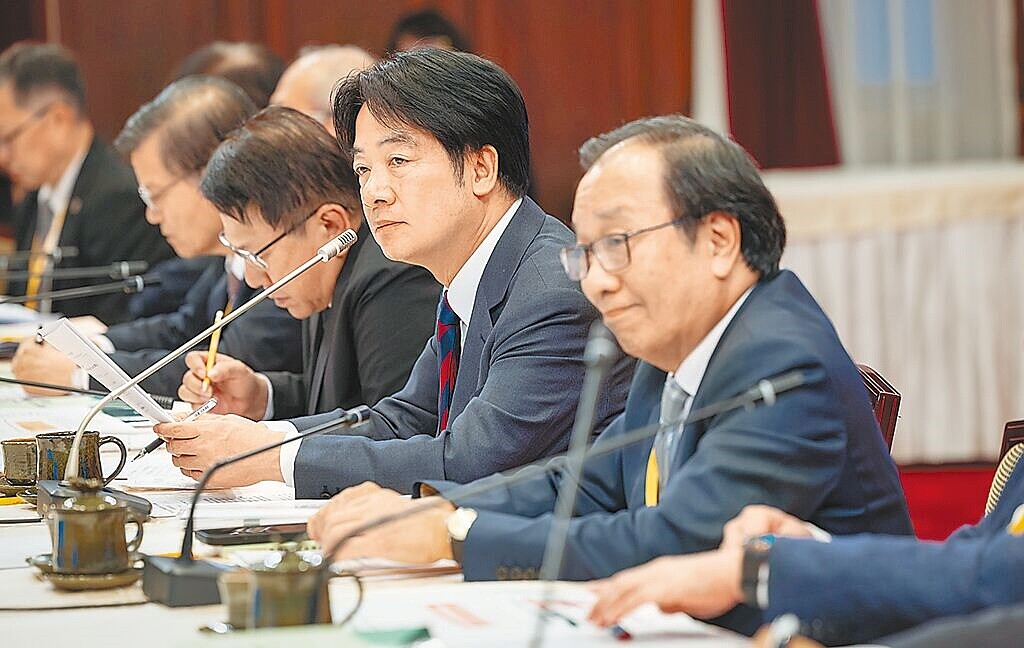 賴清德總統(右二)22日在總統府主持「健康台灣推動委員會第1次委員會議」。在會議中仔細聆聽專案報告。圖/總統府提供