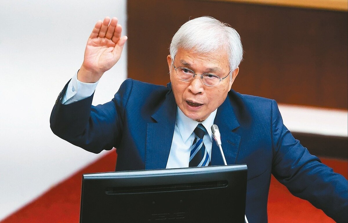 央行總裁楊金龍十天內火速找銀行總座「喝咖啡」,要求最晚九月六日前,全體銀行都得提出未來一年「房貸降溫計畫」。聯合報系資料照