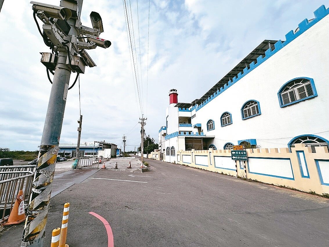 緊鄰台中高美濕地的美堤街電桿林立破壞景觀。圖／台中市建設局提供