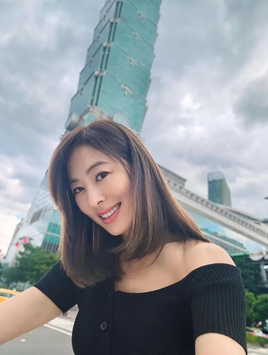 賈永婕PO出和101大樓合照,寫下「人生下半場預備備,迎接新挑戰」。圖/摘自臉書