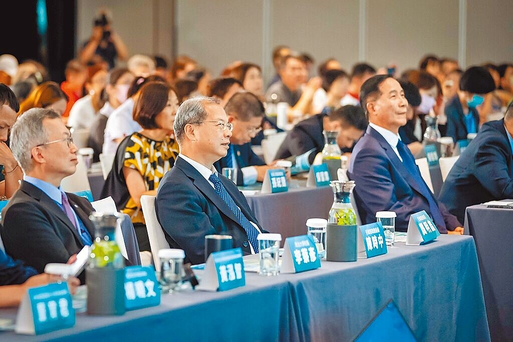 台灣人壽總經理莊中慶(右起)、行政院祕書長龔明鑫、政大校長李蔡彥在台下專注聆聽。圖/台灣人壽提供