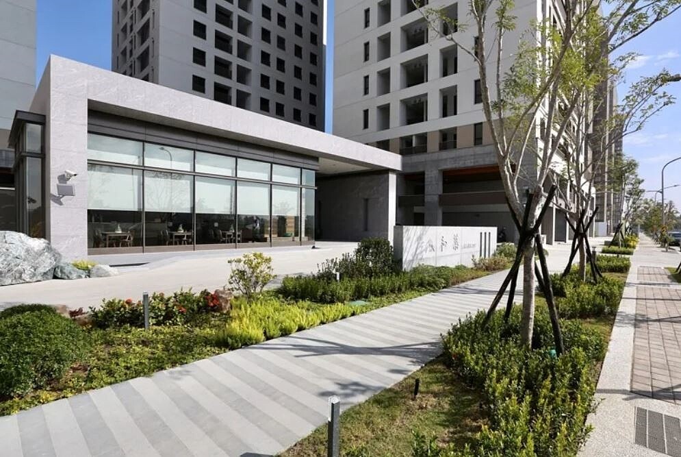 台南市東區生產路旁鐵路地下化專案照顧住宅大樓,僅餘3戶住宅全數售出。記者鄭惠仁/翻攝