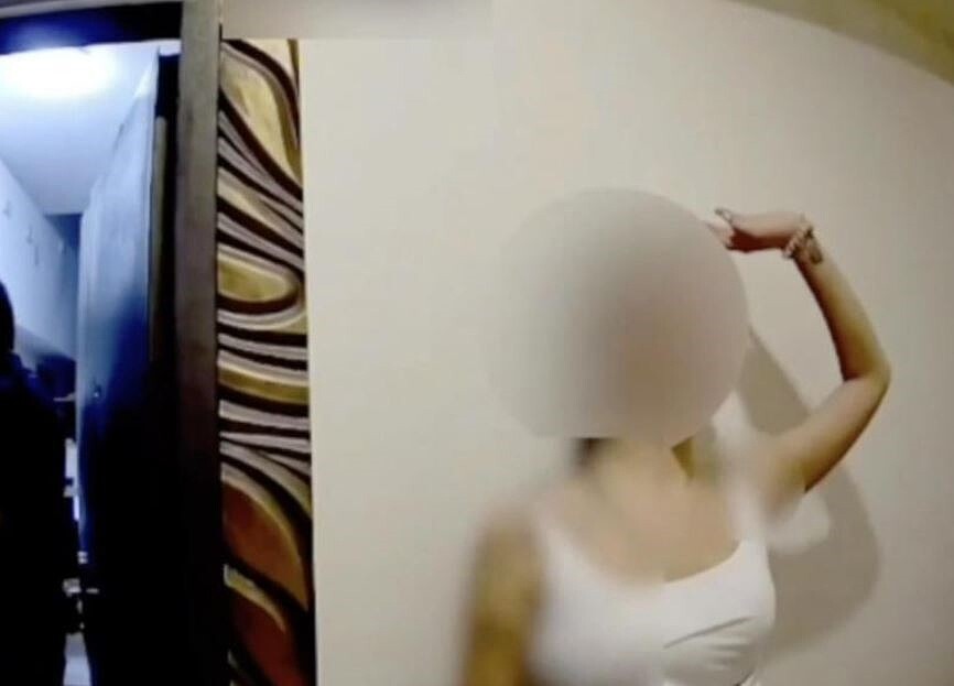 台中市王姓女子疑因吸毒精神狀況不佳,18日跑進鄰居家赤裸上身,警方查處時發現毒品,將王女送辦。記者陳宏睿/翻攝