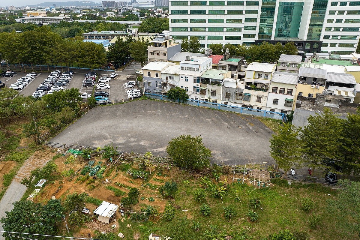 民眾黨主席柯文哲去年競選總統期間遭爆料，名下持分的新竹市隆恩段農牧用地上停放多輛遊覽車，被質疑農地違規使用，事後柯已派人刨除水泥回歸農地使用。圖／聯合報系資料照片