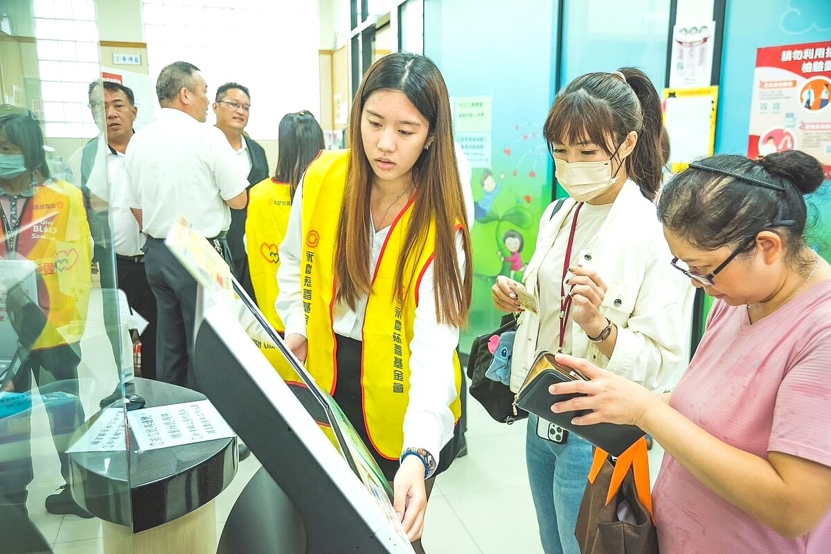 永慶加盟四品牌屏東區經管會在捐血站擔任志工，協助捐血活動圓滿順利。圖／永慶房產集團提供