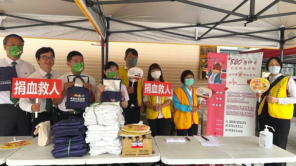 為鼓勵民眾捐血,特別贈送保冷袋、烤雞、烤鴨等禮物,成功募得584袋血。圖/永慶房產集團提供