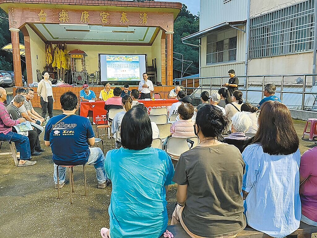 高市六龜區荖濃里頂荖濃土石流潛勢溪流,自莫拉克颱風起至今年凱米颱風,發生多次土石流事件,對當地居民生活造成威脅,日前開公聽會聽取居民意見,圖為水利局主祕張世傑(白衣)向居民說明特定水土保持區。圖/高市府水利局提供、林雅惠傳真