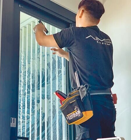 
台北市環保局提供住家窗戶貼玻璃隔熱膜補助，原本補助申請時間到10月底，但因民眾申請踴躍，8月15日就額滿不再受理。圖為示意圖。（本報資料照片）
