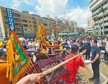 
民進黨桃園市議員游吾和、航空城部分拆遷戶23日到桃園市政府前抗議，控拆遷補償的評點過低，沙崙保安宮、竹圍福海宮、海口福元宮神尊也到場「降旨」。（賴佑維攝）
