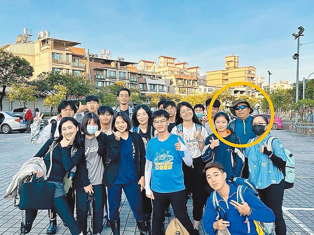 立委鍾佳濱服務處舉辦的走訪浸水營古道活動22日傳憾事,領隊洪偉彥(黃圈)不幸遭虎頭蜂狂螫,打強心針送醫搶救不治。圖/鍾佳濱服務處提供、謝佳潾屏東傳真