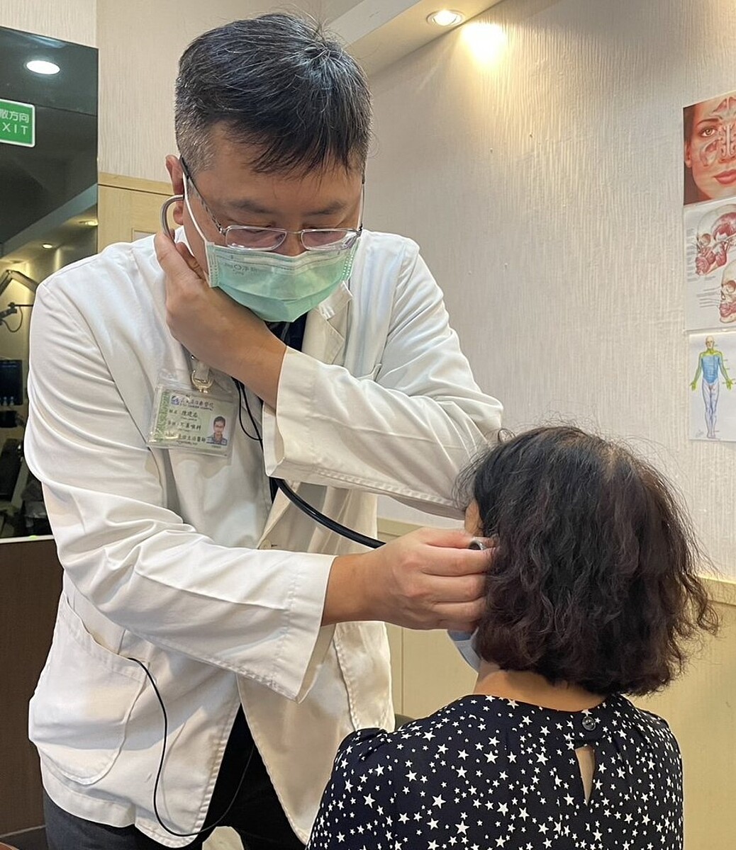 陳建志醫師正在診療耳鳴患者。圖/陳建志提供