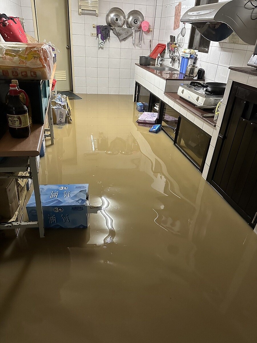 新北市23日下午大雨造成多處淹水,更有泥水淹至民宅家中,民眾苦不堪言。記者李定宇/翻攝