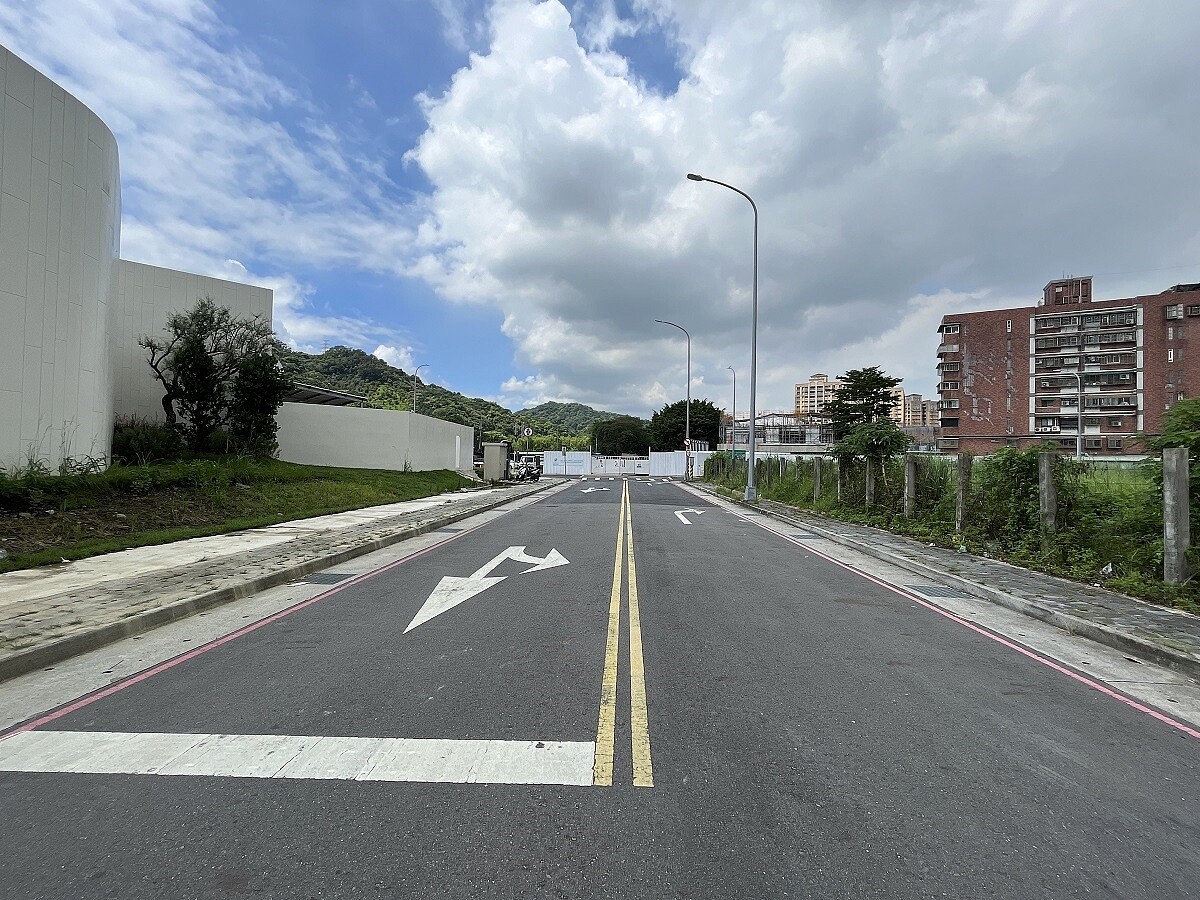 新北市政府為解決社宅完工後土城中央路4段交通量將無法負荷的問題,正開闢社宅基地南側長380公尺、寬12公尺計畫道路。圖/新北市工務局提供