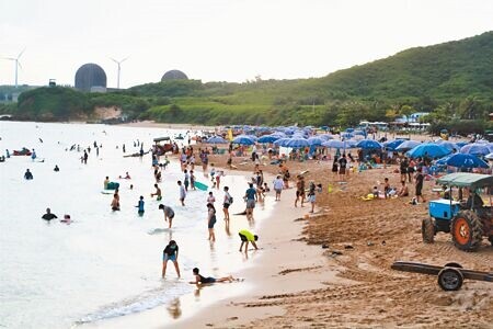 
交通部觀光署統計，「淡水、八里」蟬聯最夯國旅目的地，而墾丁則連前10名都沒排進。圖為遊客在墾丁南灣沙灘戲水。（本報資料照片）
