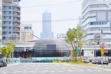 
高雄車站靠近九如二路側的球形捷運通風口，不鏽鋼外觀遭民眾反映反光刺眼且容易聚熱，高捷公司透過貼膜有效改善。（任義宇攝）
