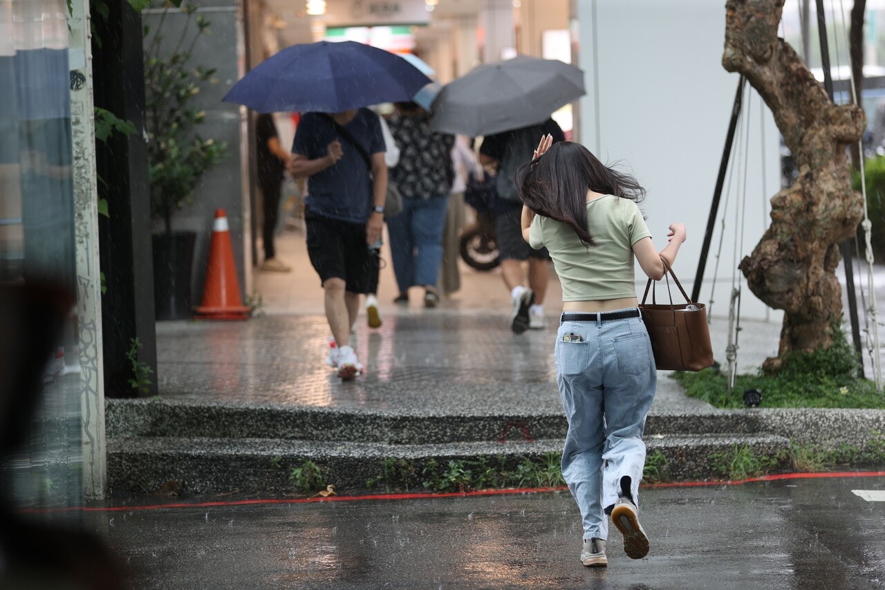 明天午後西半部地區及各地山區有局部短暫雷陣雨，甚至有局部大雨機率，恐一路延續到晚上。記者林伯東／攝影 