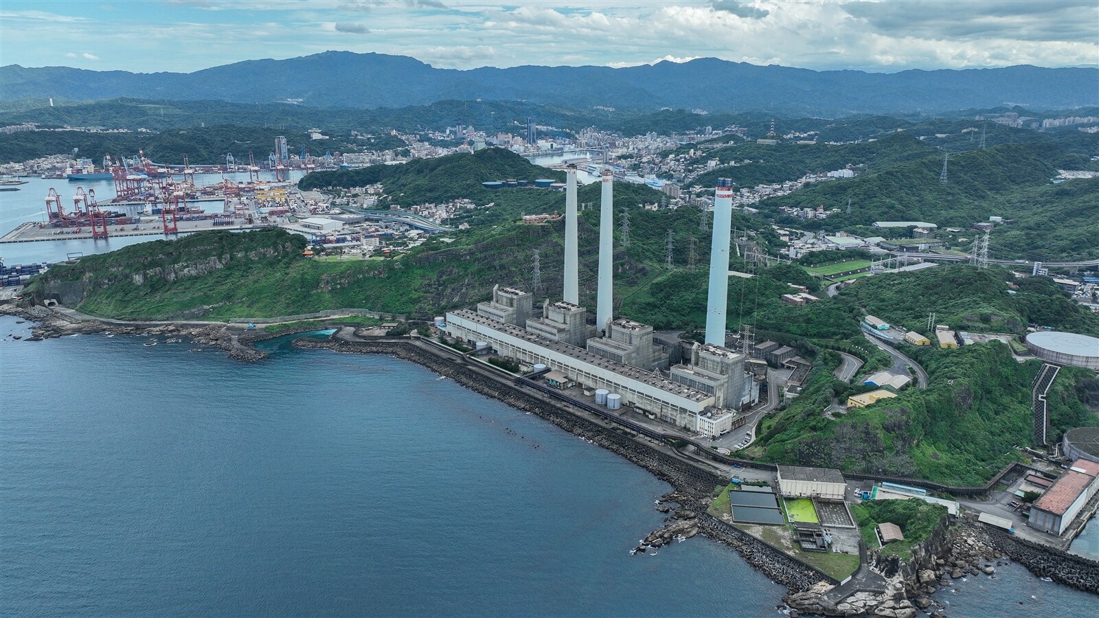 規劃未來十年將新增20多部天然氣發電機組，但學者擔憂天然氣接收站工程進度能否銜接供氣。圖／聯合報系資料庫 